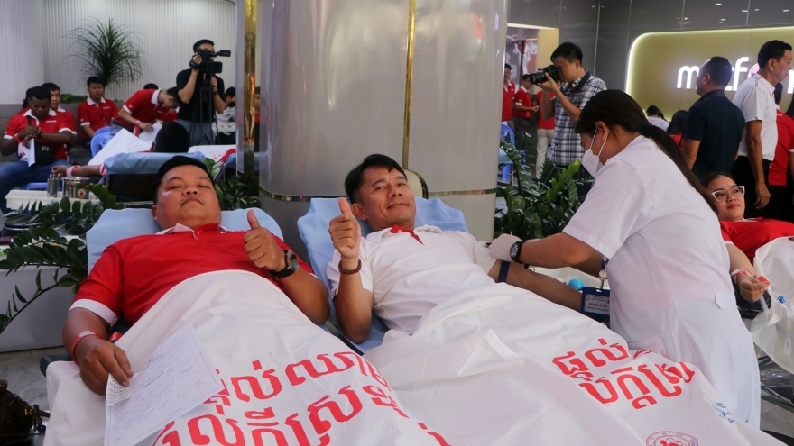 Đông đảo người Việt tham gia chương trình hiến máu nhân đạo của Viettel Campuchia